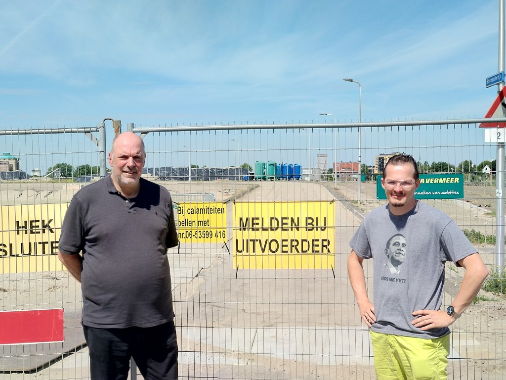GroenLinks statenlid Robert Klumpes en Wouter van Blanken bij bezoek aan EMK-terrein.